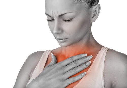 Mujer con angina de pecho.