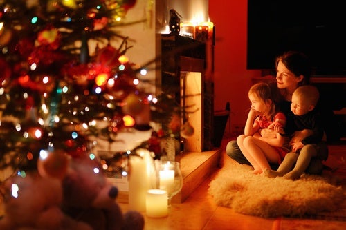 stressfreies Weihnachtsfest - Mutter mit Kindern vor dem Weihnachtsbaum