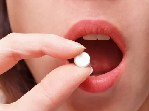 Mujer tomando un medicamento