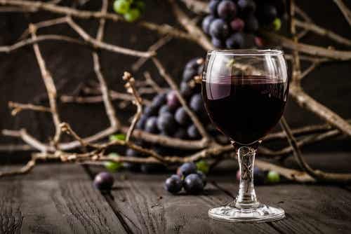 copa de vino con uvas de fondo