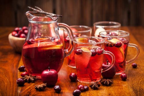 Ponche navideño de frutas, una de las bebidas navideñas