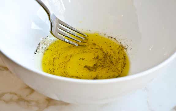 Remedio con limón, aceite de oliva y pimienta negra