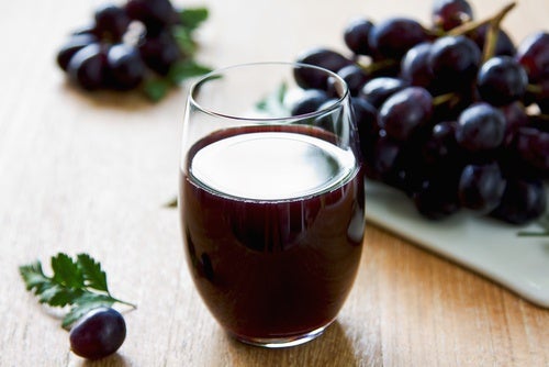 zumo de uvas con una uva