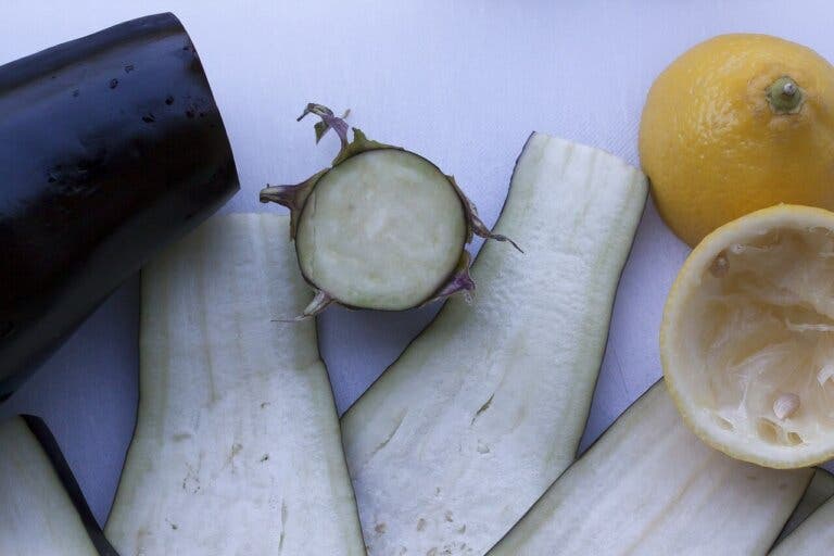 Agua de berenjena y limón para reducir el colesterol