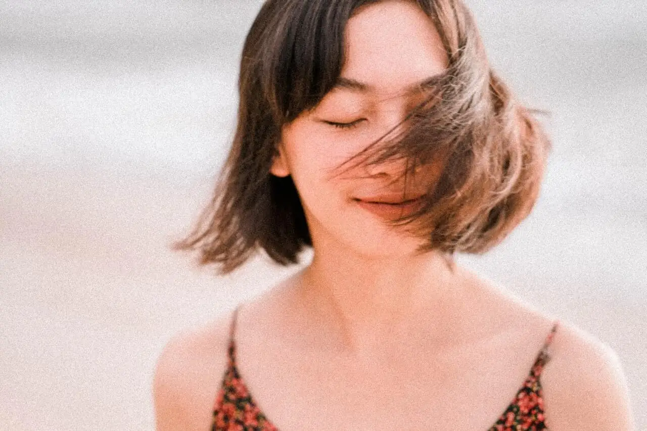 Cabello corto.