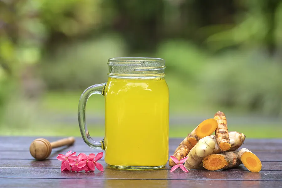 Bebida de cúrcuma con jengibre.