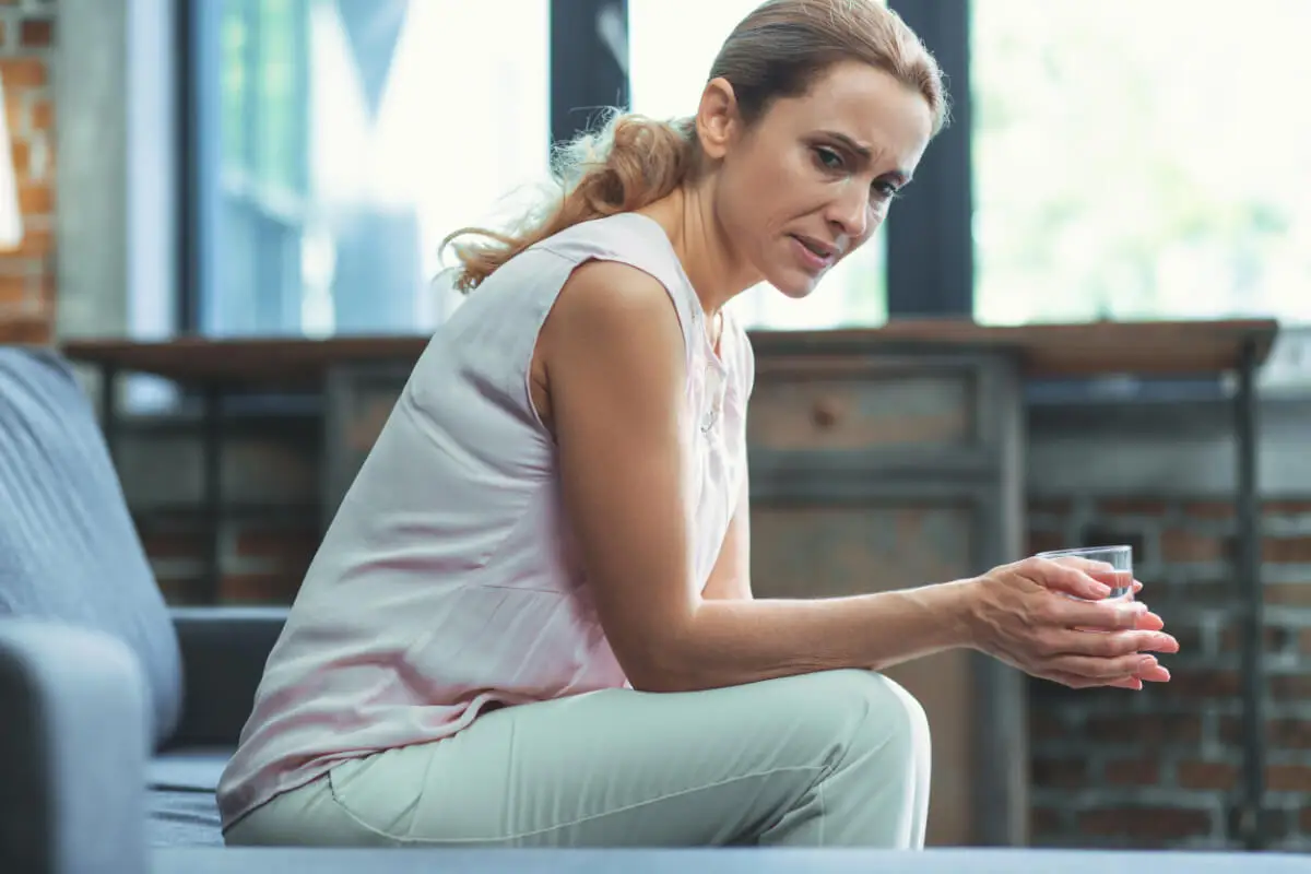 Mujer sufriendo de dismenorrea