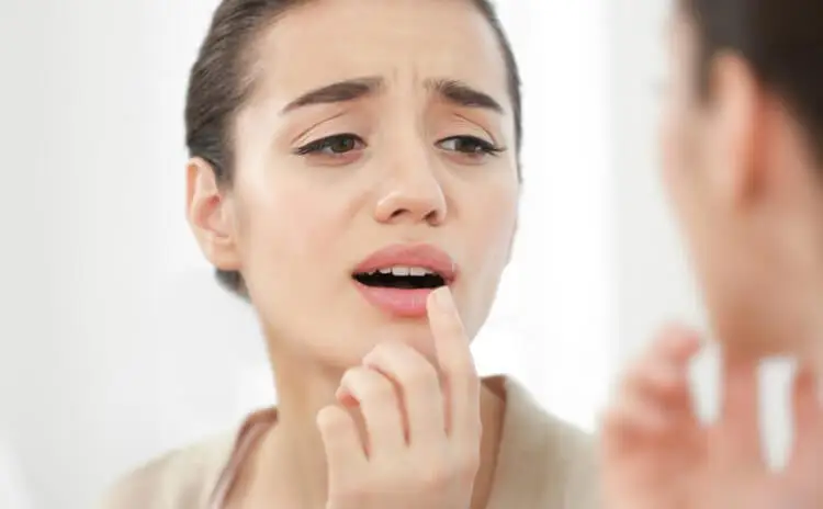 Mujer tocándose el labio