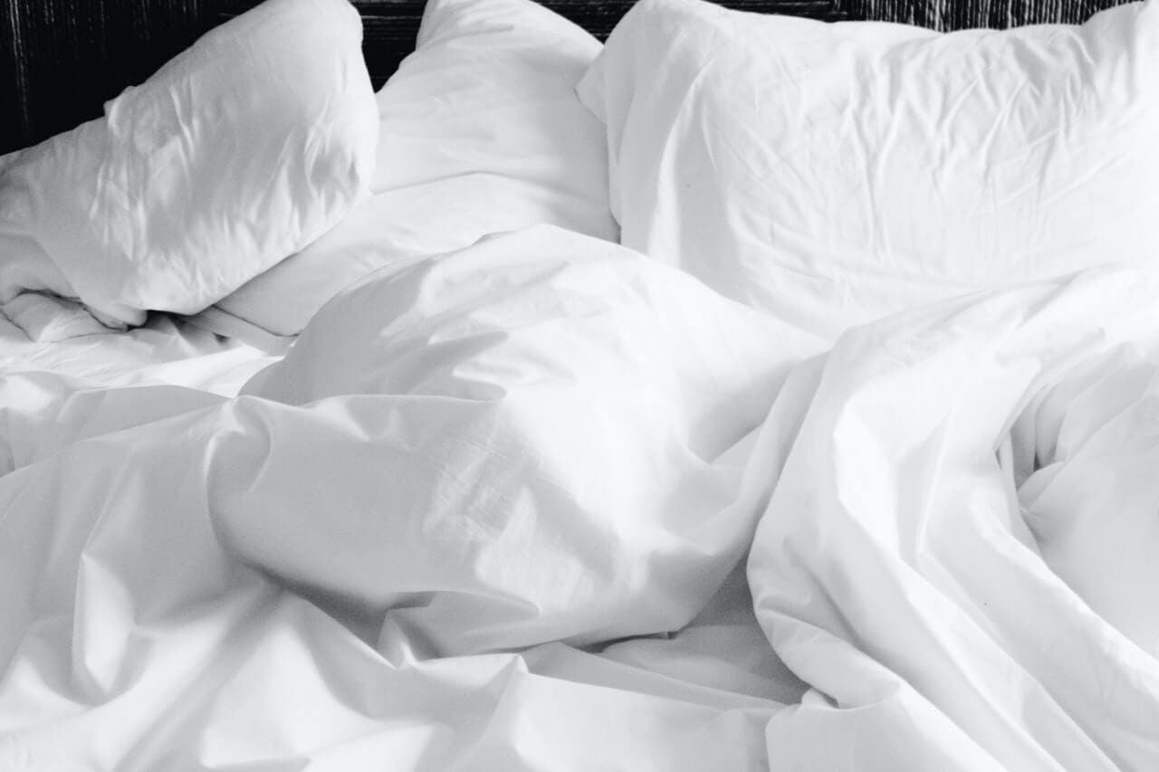 Sábanas desordenadas en la cama.