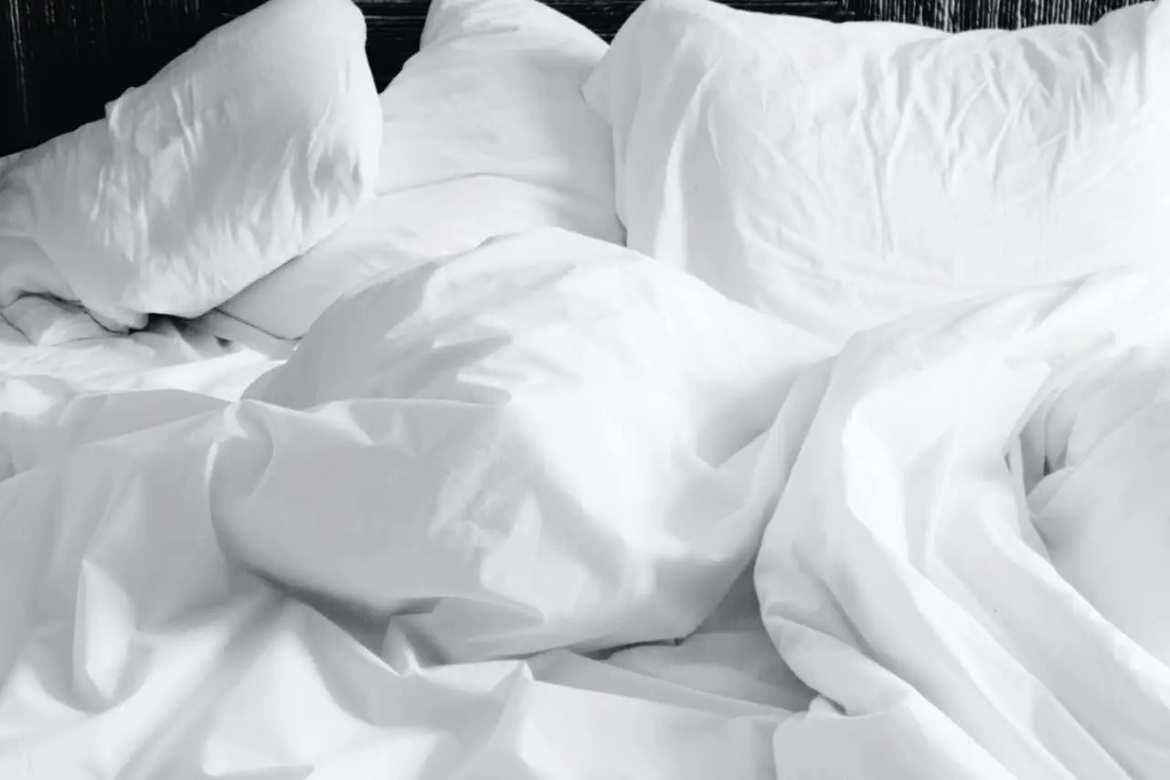 Sábanas desordenadas en la cama.