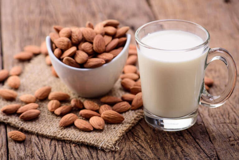 Prepara leche de almendras y leche de coco en casa