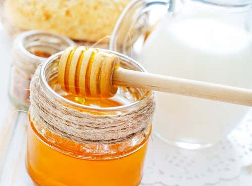 La leche y la miel ayudan a combatir la tos seca.