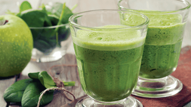 Licuado de espinacas, zanahorias, manzana y eneldo para aumentar la energía