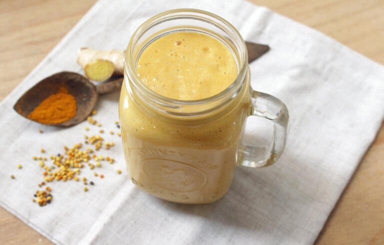 Licuado natural de naranja, zanahoria y cúrcuma para la artritis