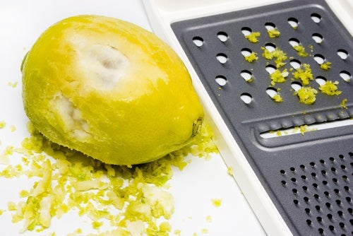Limón rallado con rallador