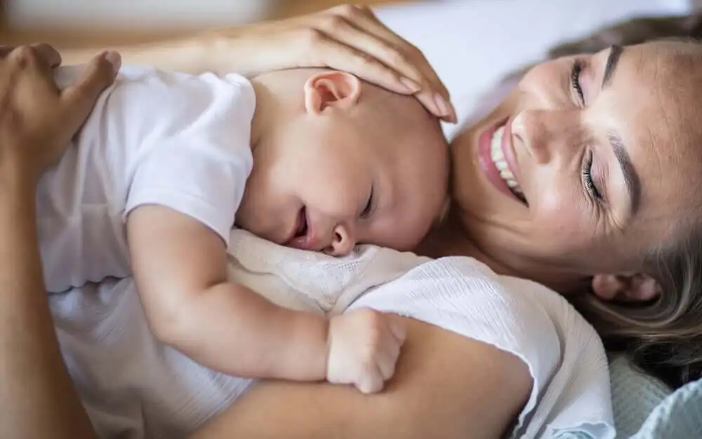 Madre con su bebé en brazos.