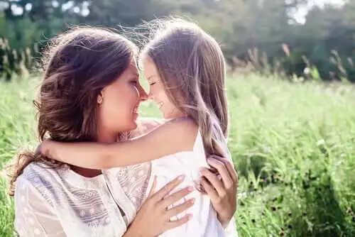Madre e hija juntas en la naturaleza.