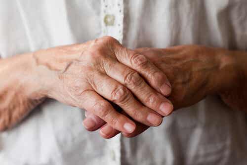 8 remedios naturales para aliviar los síntomas de la artritis en las manos y muñecas