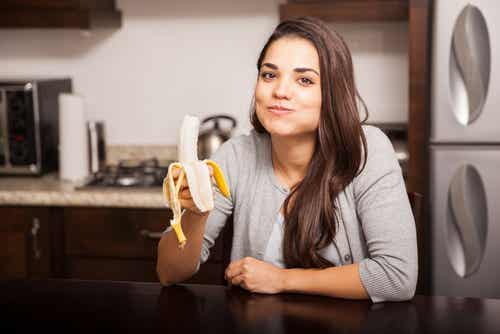 Mujer comiendo una banana