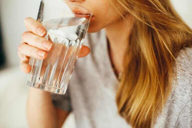 ¿Qué problemas causa consumir poca agua?