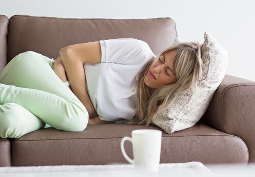 Acostarse después de comer y otras cosas que debes evitar si sufres gastritis