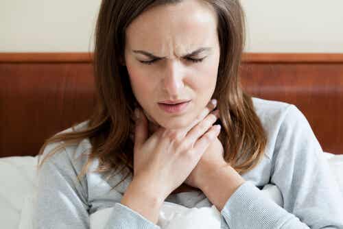Mujer con dolor de garganta
