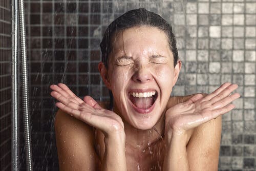 Mujer en la ducha