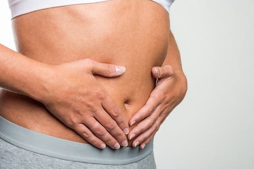 Mujer con las manos en el vientre
