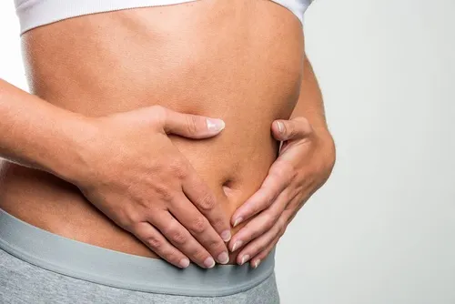 Mujer con las manos en el vientre