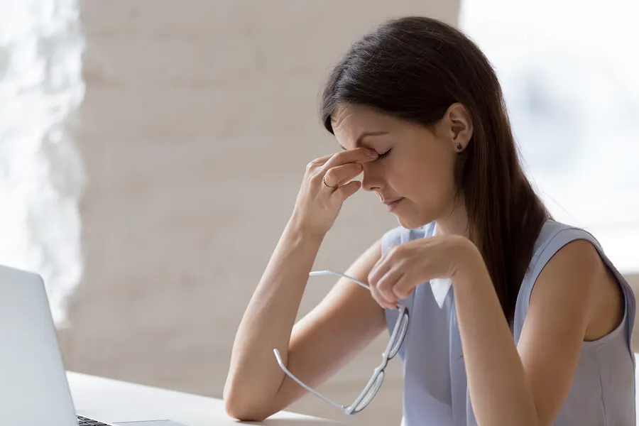 Mujer con síndrome del ojo seco