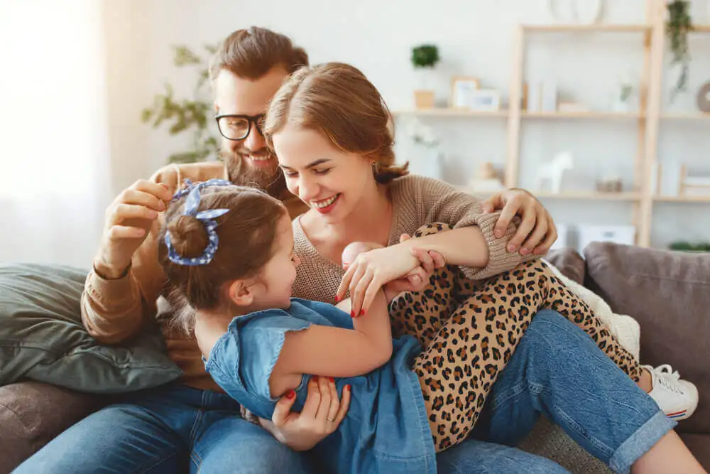Padre haciéndole cosquillas a su hija.