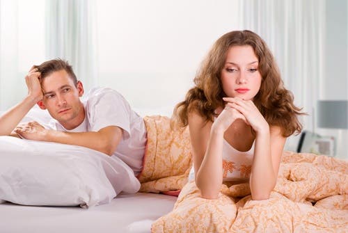 Pareja infeliz en el dormitorio