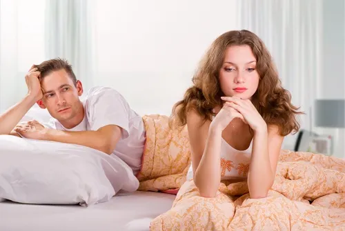 Pareja infeliz en el dormitorio
