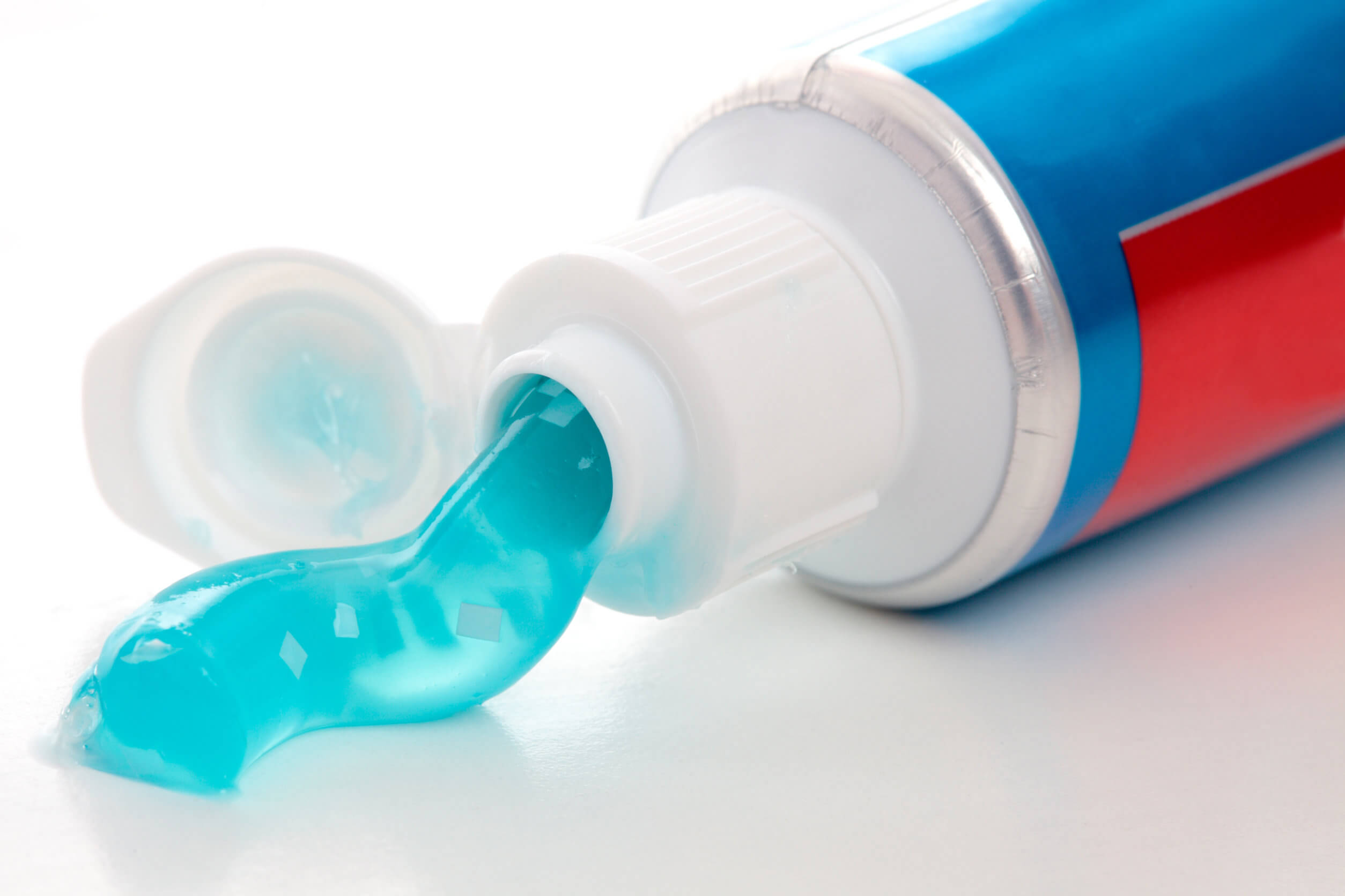 Usar pasta de dente para a acne é um mito