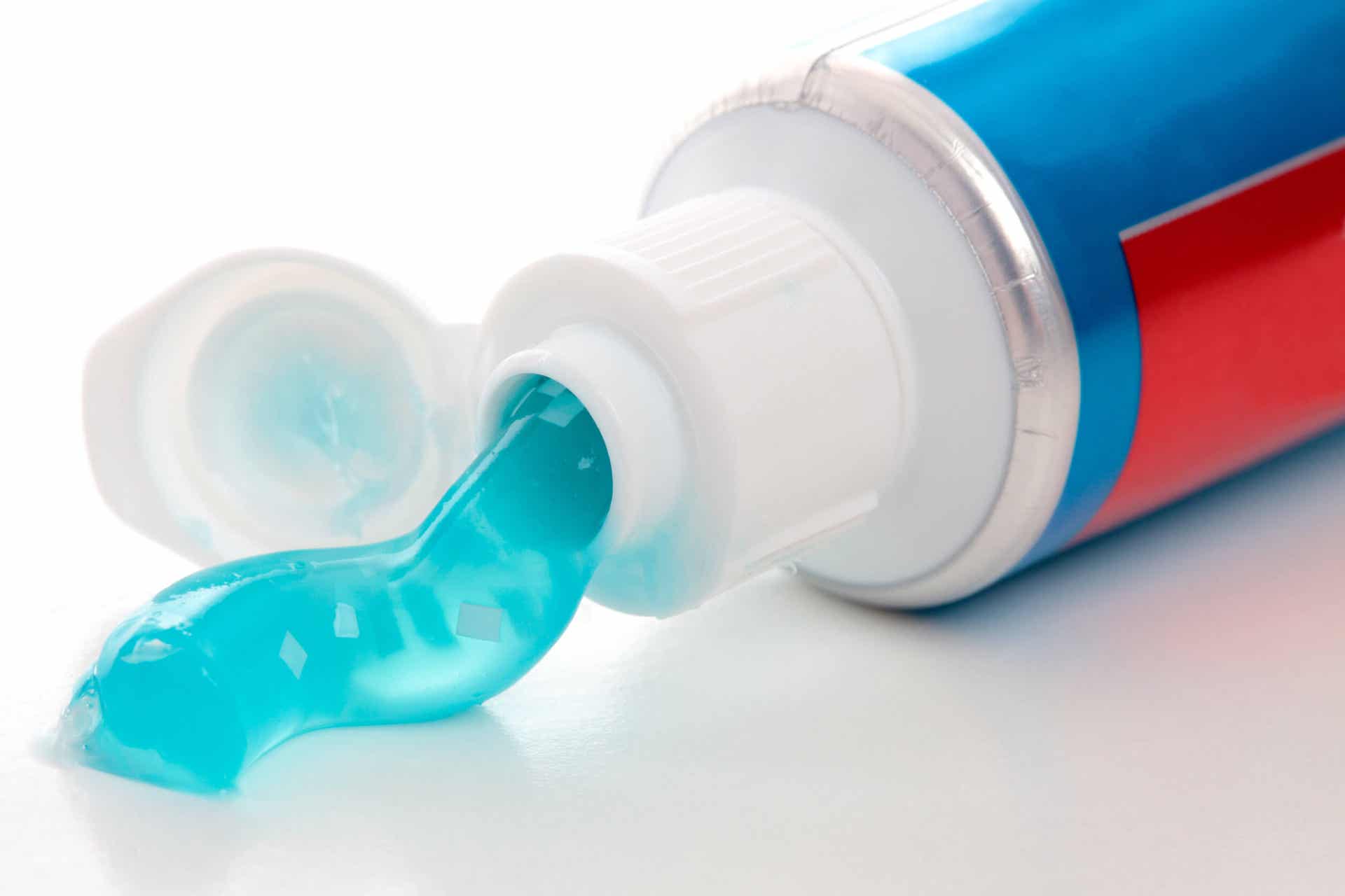 Pasta de dientes en un tubo.