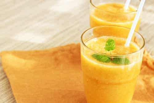 Smoothie amarillo con hojas de menta