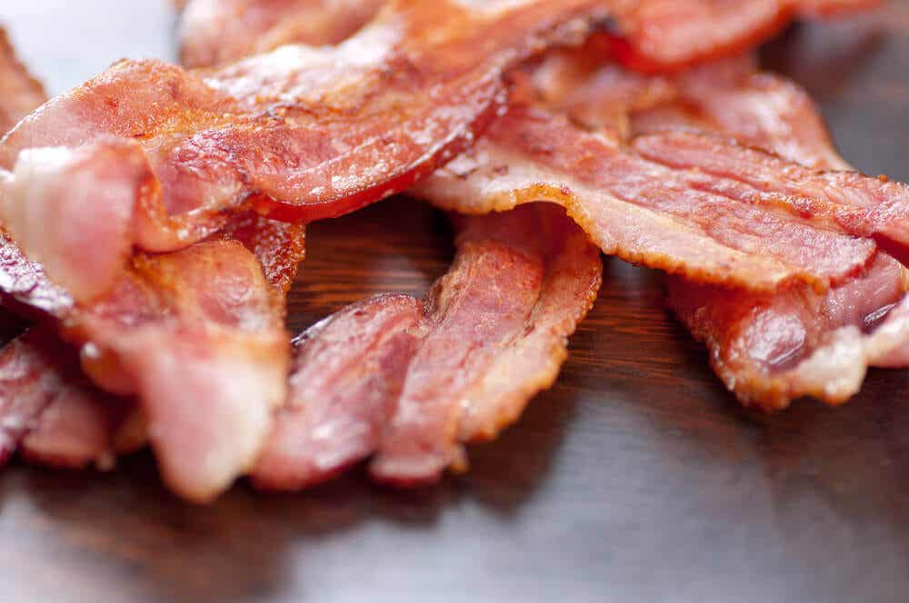 El tocino o bacon es un alimento rico en grasas.
