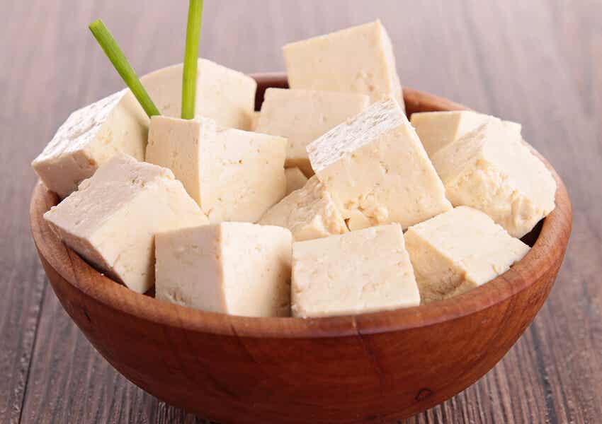 Bol avec des morceaux de tofu.