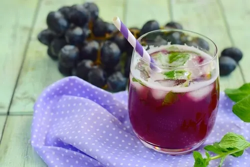 Zumo de uva con hojas de menta para desintoxicar el hígado