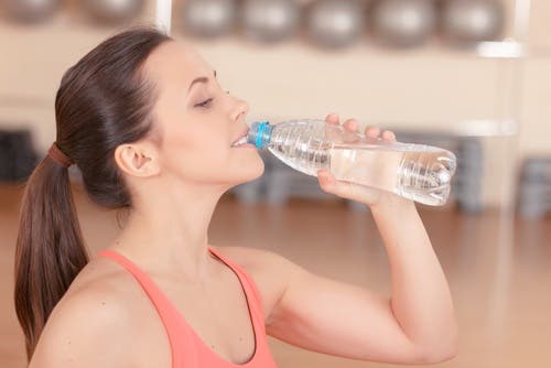 Bebas mucha agua