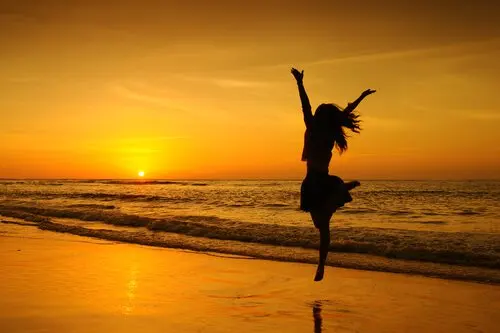Mulher feliz na praia