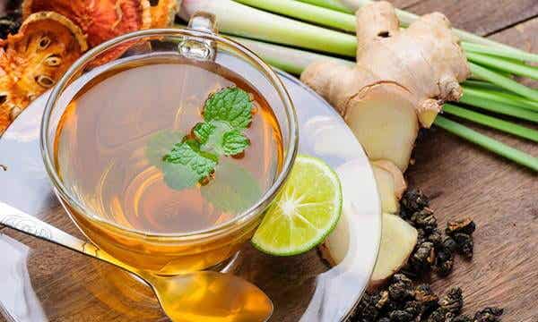 Cómo hacer un maravilloso té antiinflamatorio para empezar el día