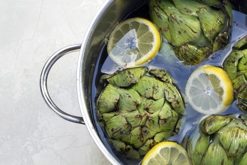 Cómo preparar agua de alcachofas