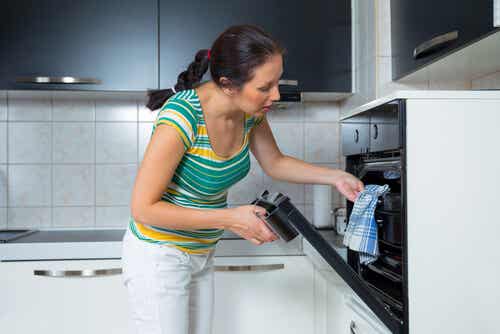Mujer precalentando el horno