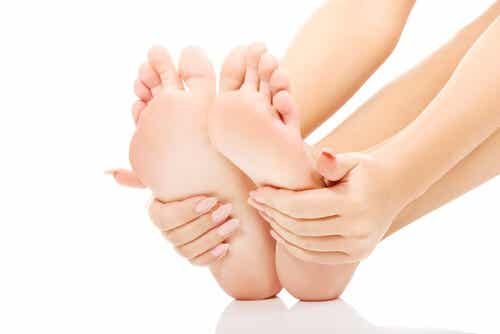 Las masajes en los pies ayuda a descansar mejor.