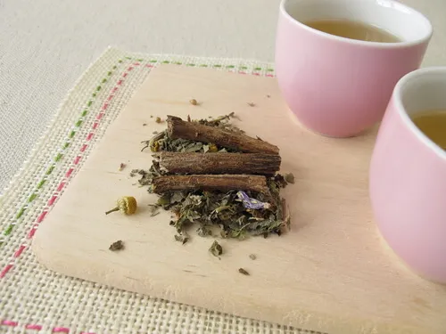 Ingredientes en una mesa para hacer una infusión