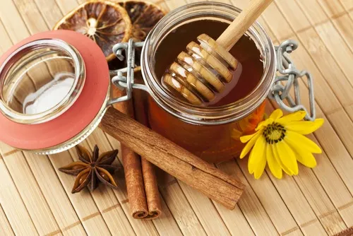 Mascarilla de canela y miel remover las espinillas