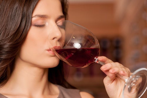 Mujer bebiendo una copa de vino