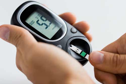 Persona midiendo sus niveles de azúcar en sangre