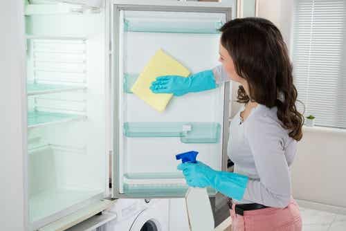 Mujer limpiando el refrigerador